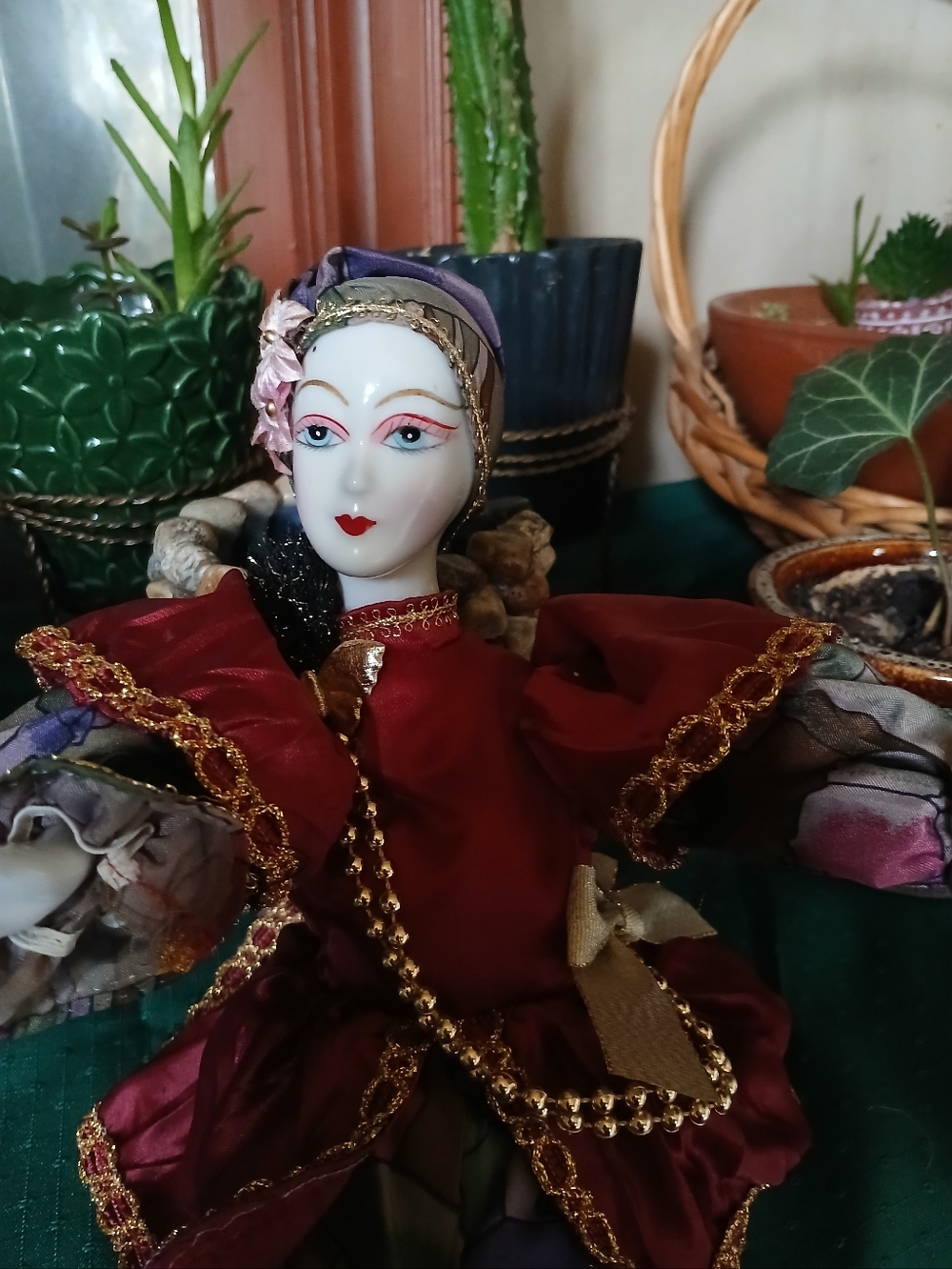 ASIAN Musical Dancing PRINCESS PIERROT MUSICAL GOLD SILK DOLL Porcelain